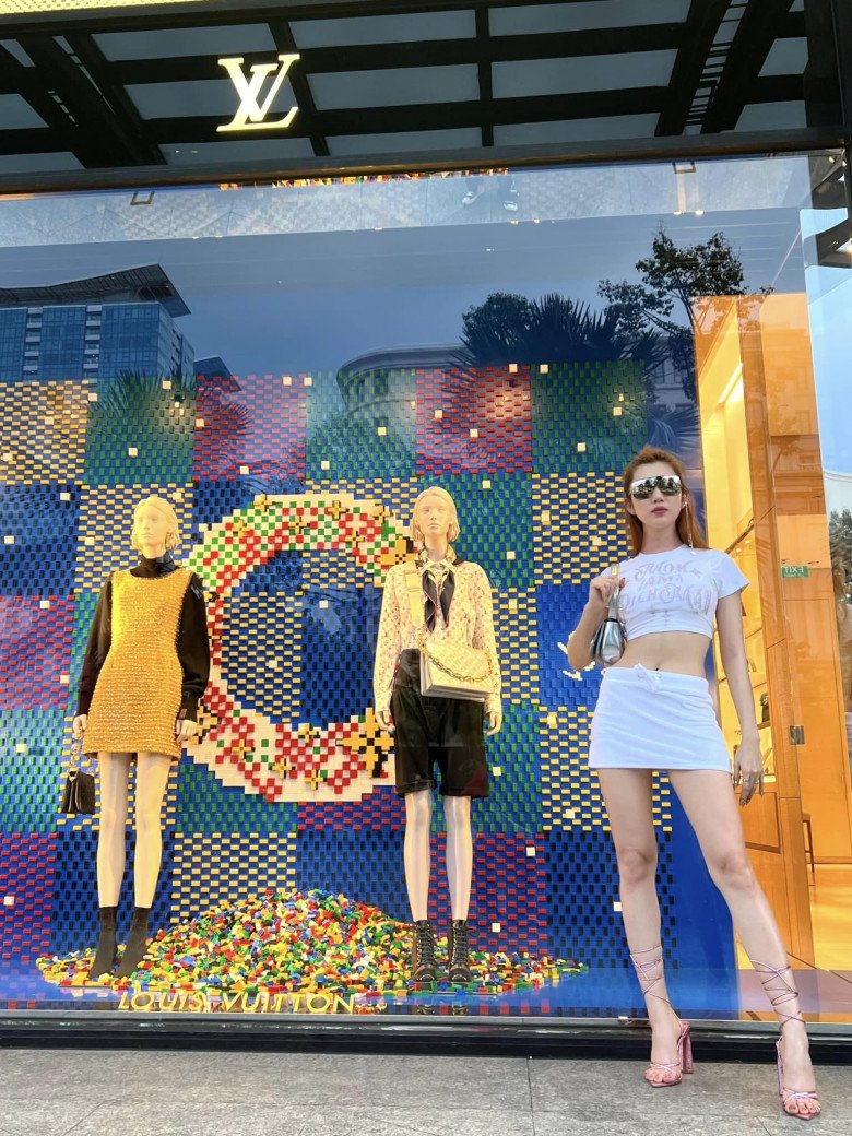 Không rõ Thuý Ngân gầy hơn vì lí do gì nhưng lại rất đẹp và vừa vặn với phong cách ăn mặc mới này. Cô phối phụ kiện khoe sắc xinh đẹp lấn át cả ma-nơ-canh phía sau.