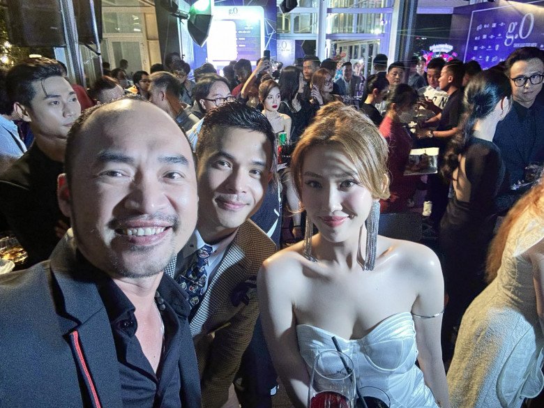 Thuý Ngân mang đôi giày cao như thế song khi sánh đôi cùng Trương Thế Vinh vẫn nhỏ bé và xinh xắn như búp bê.