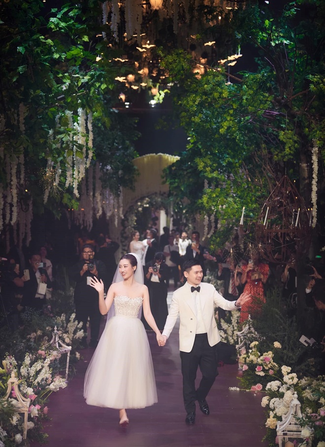 Hoa hậu Việt Nam 2016 Đỗ Mỹ Linh và Chủ tịch CLB Hà Nội FC Đỗ Vinh Quang hạnh phúc trong siêu đám cưới vừa qua. (Ảnh từ trang cá nhân của nhân vật).