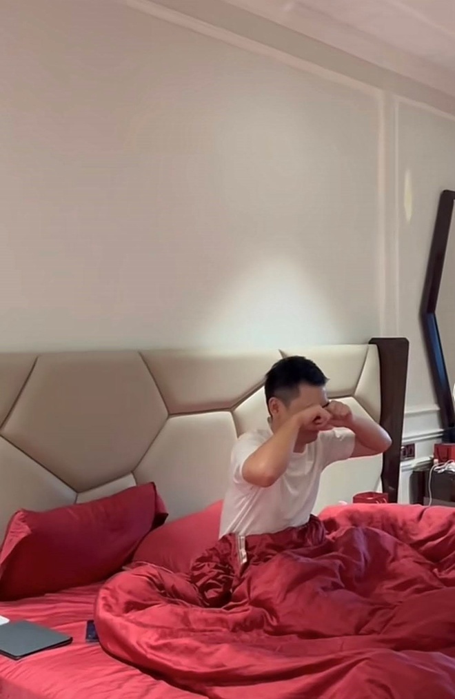 Căn phòng hiện đại với tông trắng kem chủ đạo, pha thêm chút nâu sang trọng của nội thất.