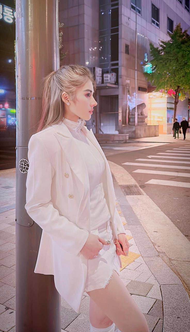 Nhìn cô vừa có nét đẹp của những cô gái Hàn Quốc, lại phảng phất vẻ đẹp của cô gái Việt Nam.