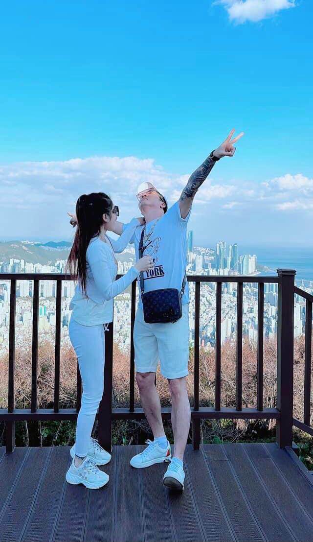 Cặp đôi vừa có chuyên đi Hàn Quốc để hâm nóng tình cảm. 