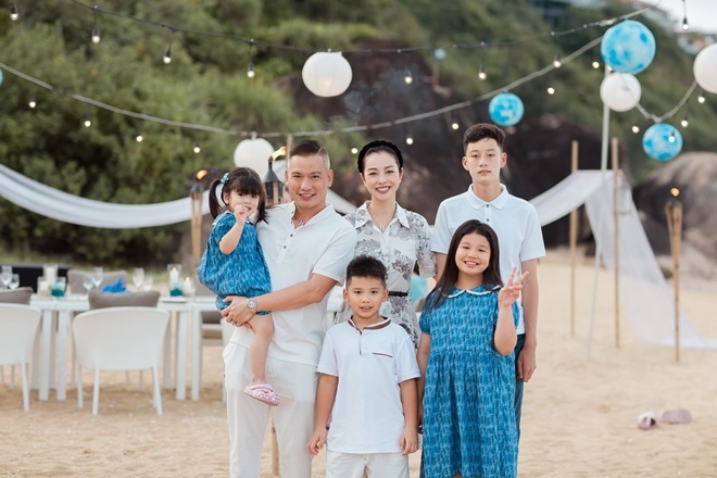 Bảo Nam vượt trội hơn hẳn khi đứng cạnh mẹ Hoa hậu và bố dượng trong chuyến du lịch hồi tháng 7.