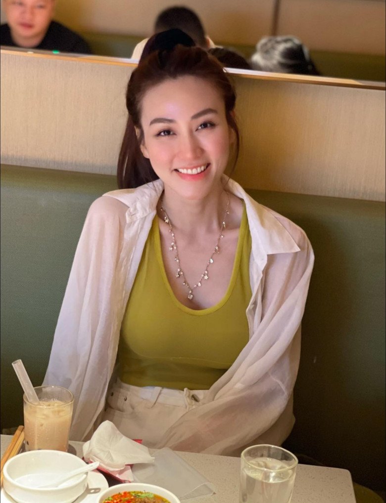Người đẹp đời thường vô cùng giản dị. Cô cũng không cầu kì khoản phấn son mà thường chỉ tút tát sương sương. Nụ cười tươi tắn cùng ánh mắt biết nói của bóng hồng 8X đem đến cho người nhìn nhiều cảm xúc.