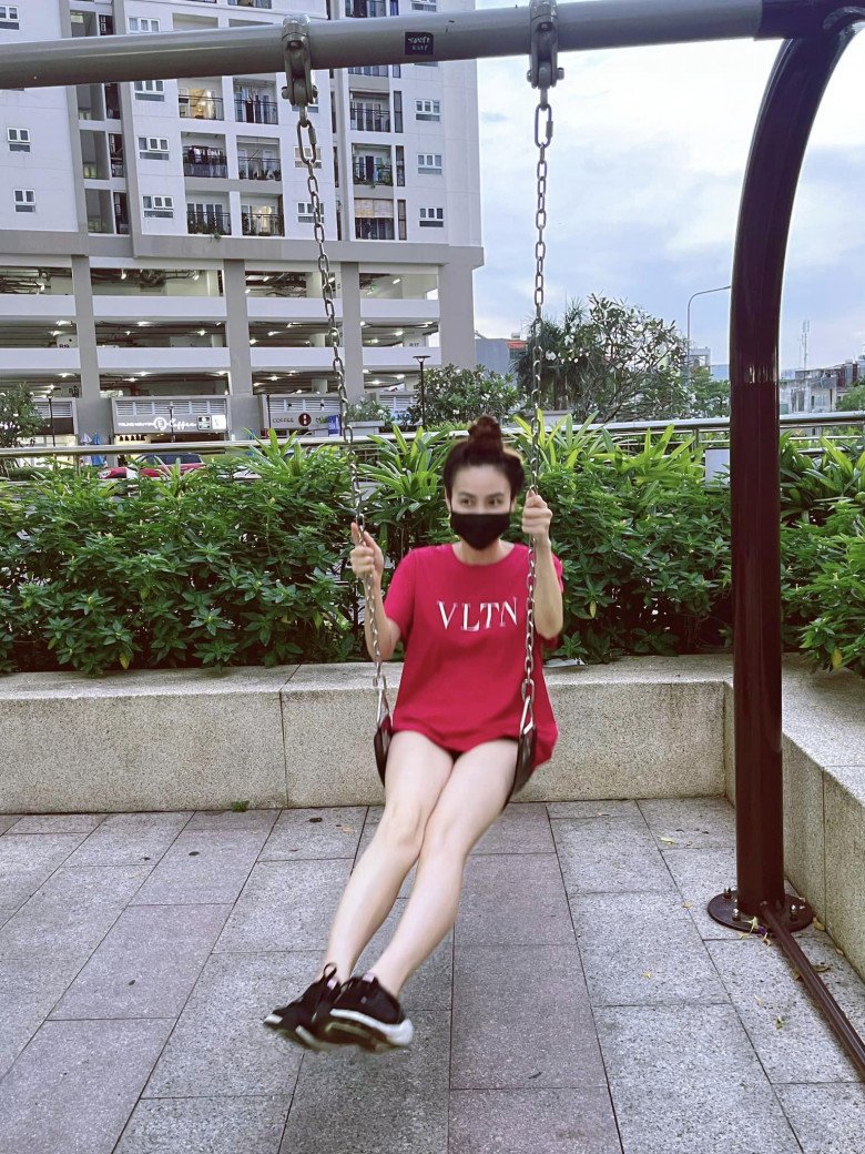 Mỹ nhân diện đồ theo phong cách giấu quần khoe đôi chân thon dài, thẳng tắp không chút khuyết điểm. Dù vẫn đeo khẩu trang nhưng chỉ nhìn ngắm đôi chân cũng biết đây là mỹ nhân triệu người theo đuổi.