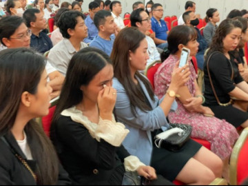 Tin tức 24h: Hàng trăm học sinh trường iSchool Nha Trang nhập viện vì ngộ độc, phụ huynh không cầm được nước mắt