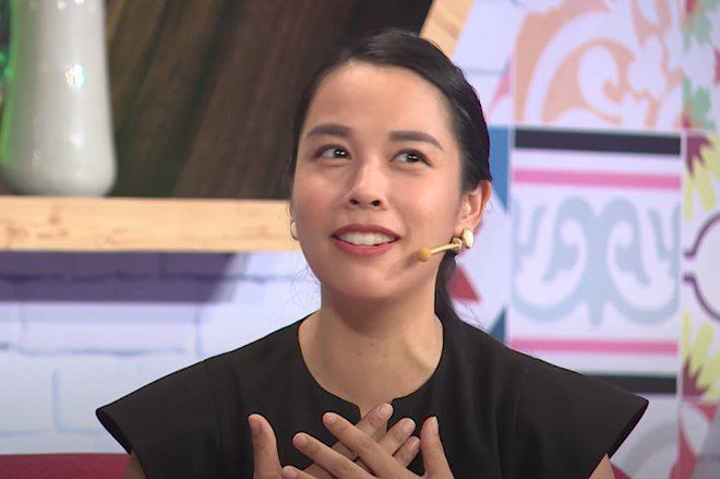 Ngọc Mai còn tiết lộ chồng rất nghiêm khắc, thậm chí “khắc nghiệt” trong việc dạy con, huấn luyện thể lực con hàng ngày. Không chỉ vậy, Quốc Nghiệp còn chứng minh tinh thần thể thao bằng cách… bắt vợ tập gym mọi lúc mọi nơi.