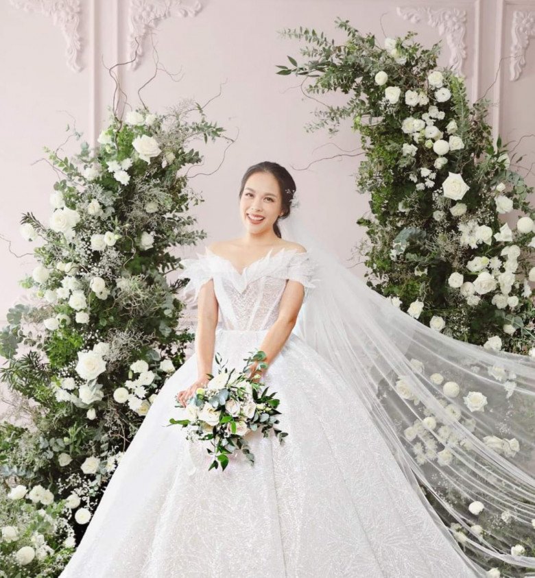 Thêm một điều thú vị về cặp đôi này chính là họ chưa tổ chức lễ cưới dù đã có 2 mặt con. Mới đây Quốc Nghiệp chia sẻ, anh cảm thấy đang “nợ” người vợ của mình một đám cưới.