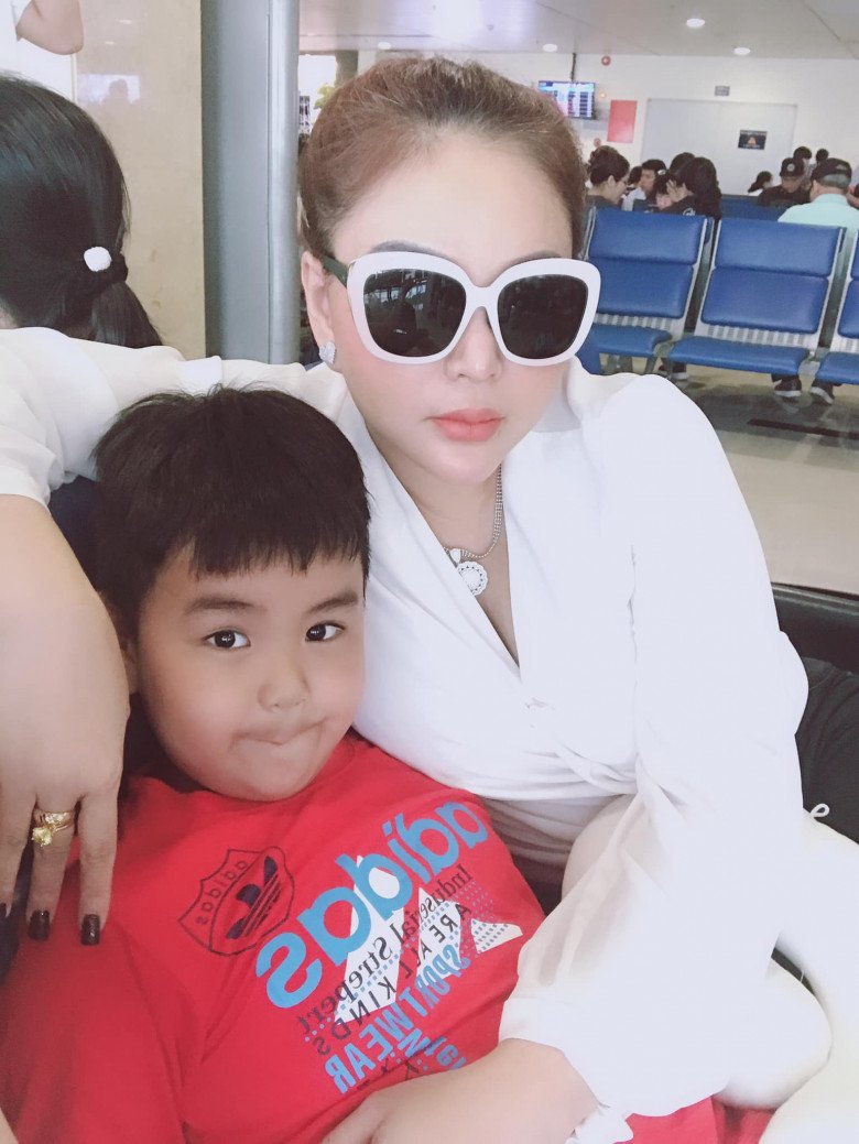 Mà còn đưa cả gia đình đi du lịch nhiều nơi.