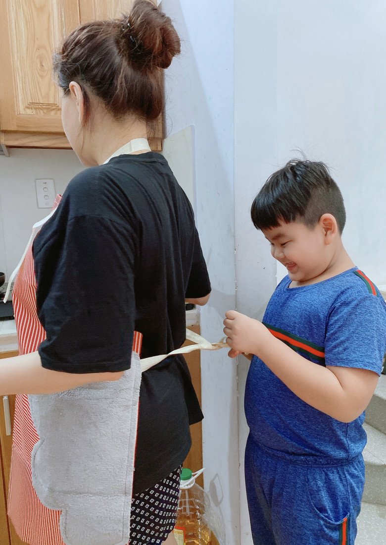 Cô không những tự mình vào bếp nấu ăn cho con...