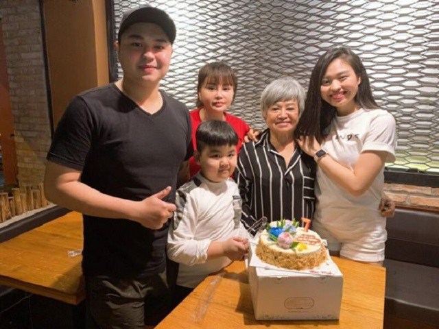 Nữ nghệ sĩ Lê Giang hạnh phúc bên mẹ và 3 con của mình.
