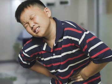 Bé trai Hà Nội bị hoa mắt, chóng mặt phải vào viện, mẹ choáng váng khi có kết quả nội soi