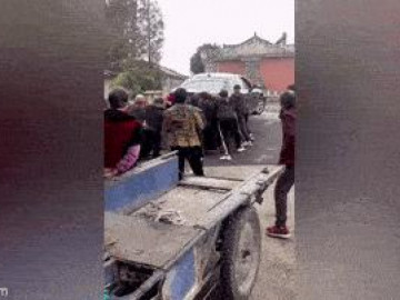  Clip: Tai nạn bất ngờ trong đám cưới khiến bố chú rể bị thương 