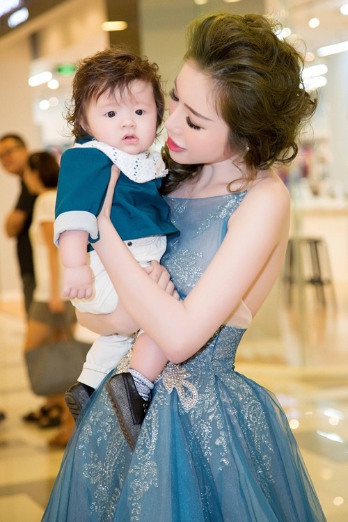 Elly Trần từng thay 13 vú em cho con trai.