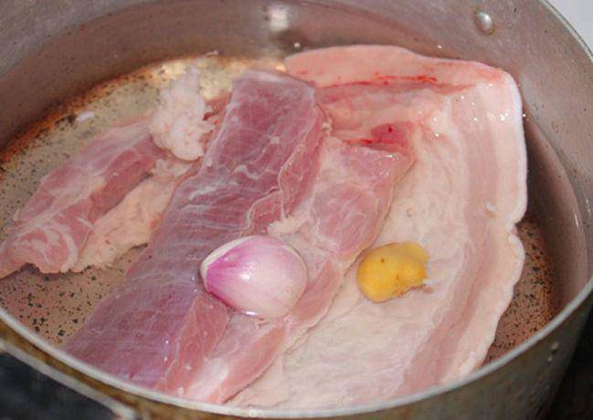 Luộc thịt lợn, nhiều người cho 3 gia vị này vào bảo sao thịt không thơm mà mất vị