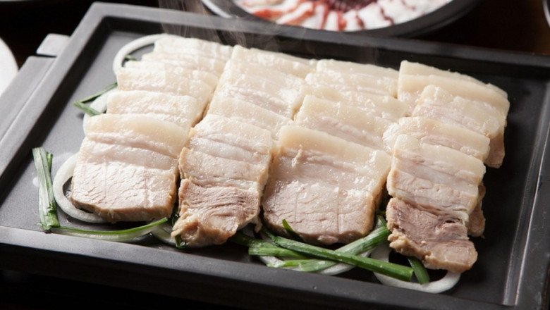 Luộc thịt lợn, nhiều người cho 3 gia vị này vào bảo sao thịt không thơm mà mất vị