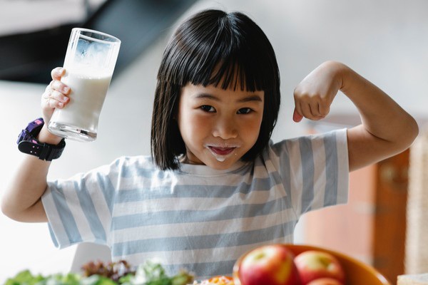 Muốn con cao lớn, cha mẹ chăm chăm bổ sung canxi chỉ vô ích, chuyên gia chỉ ra 1 chất nếu thiếu ăn bao nhiêu cũng phí - 1