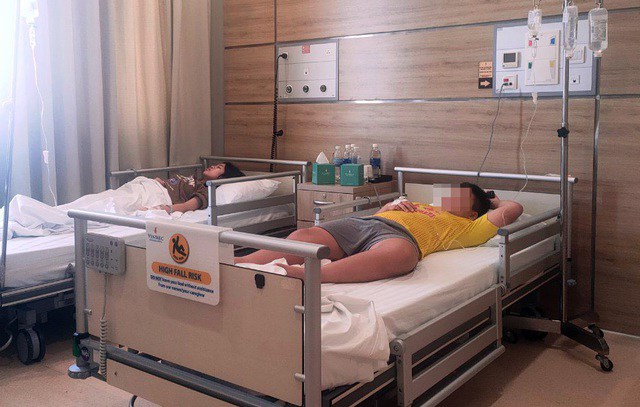 Con gái và cháu trai của anh Trần Văn Quỳnh nhập viện cấp cứu sau khi dùng bữa ăn tại trường iSchool Nha Trang. Ảnh: NVCC