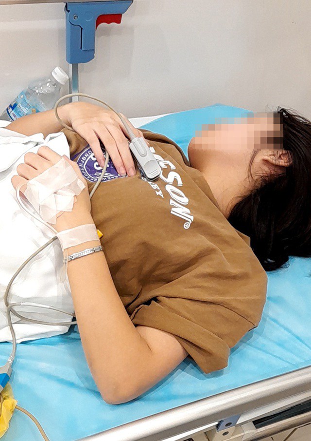 Ngay khi nhập viện, cháu K.N - con gái anh Trần Văn Quỳnh đã được cấp cứu kịp thời nên không xảy ra hậu quả đáng tiếc. Ảnh: NVCC