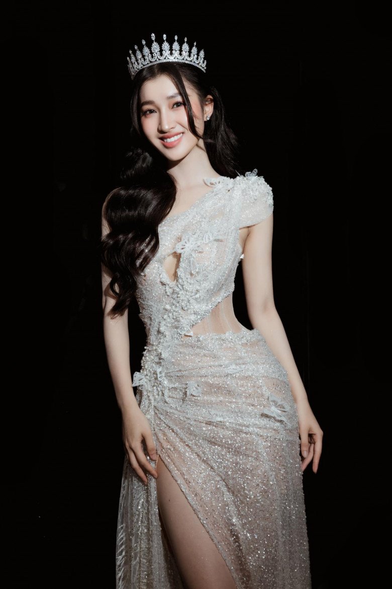 Vòng eo bé giúp cho Phương Nhi tỏa sáng hơn trong các thiết kế đầm dạ hội.