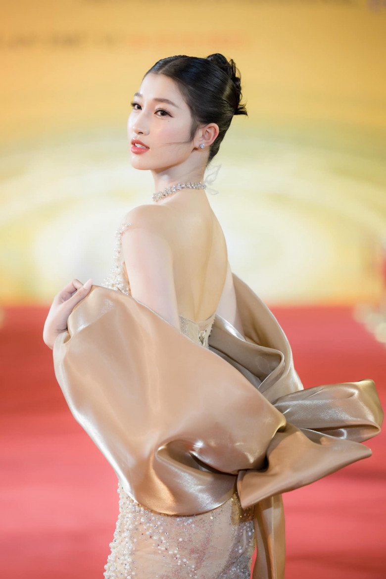 Phương Nhi có một gương mặt đẹp với ngũ quan hài hòa. Cô đăng quang ngôi Á hậu 2 liền nhận về nhiều dấu chấm hỏi về tài năng. Tuy nhiên, xét riêng khoản nhan sắc thì 10X lại thuyết phục số đông hoàn toàn.