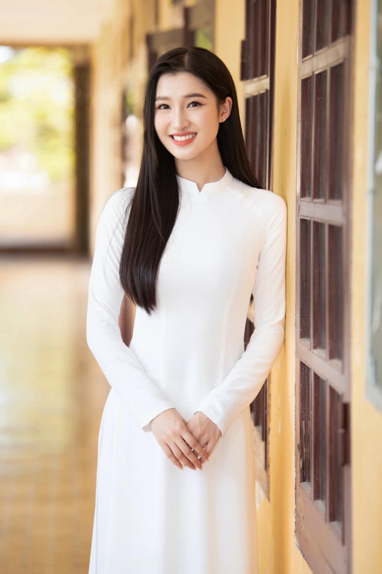 Phương Nhi gây ấn tượng với vẻ đẹp tự nhiên. Cô có đôi mắt cười tươi cùng sống mũi cao, khuôn miệng tươi tắn.