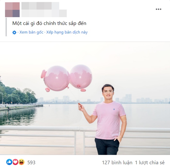 Chồng sắp cưới của Ngọc Hân mặc áo hồng, cầm bóng bay màu hồng với dòng chú thích đáng chú ý.