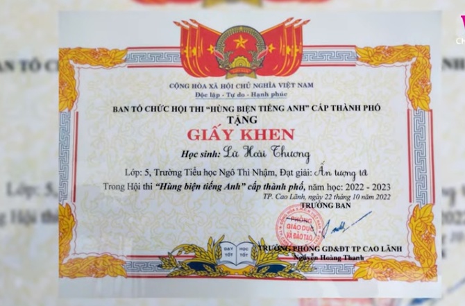Hoài Thương rất giỏi tiếng Anh, hùng biện.