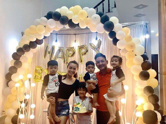 Hải Băng bên ông xã Thành Đạt cùng 3 con chung và con riêng của chồng.