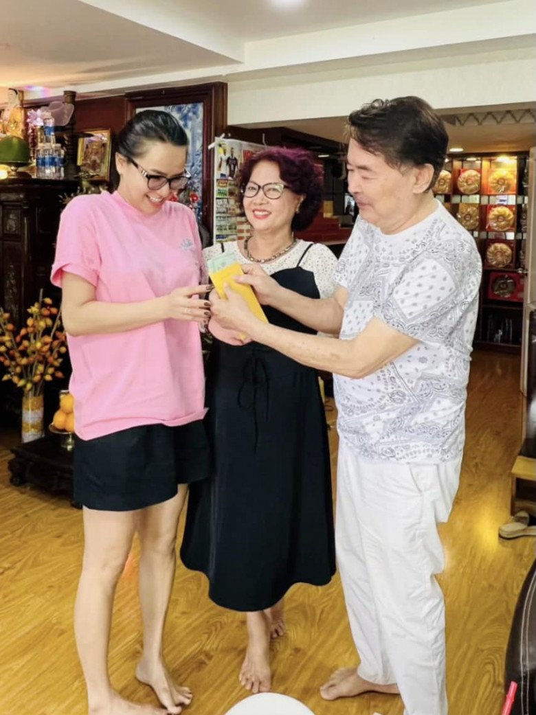 Hải Băng được bố mẹ chồng tặng một xấp tiền dày cộp trong ngày sinh nhật. 