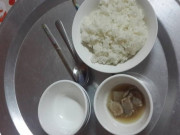 Gửi mẹ chồng 10 triệu/tháng mà cơm cữ đạm bạc, nhìn 2 mâm cơm trong bếp con dâu lịm người 