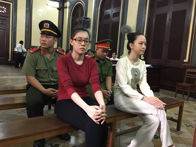 Cô ăn mặc rất đơn giản với những item tìm mua được ở bất cứ đâu. Đáng chú ý, hoa hậu thường mặc các gam màu sắc tươi sáng mà không mặc đồ tối màu. Có lẽ là chúng tôn da và gỡ gạc phần nào thần sắc của người đẹp.