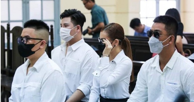 Trang Nemo xuất hiện với tư cách là bị cáo. Trong ngày xét xử đầu tiên, hotgirl bán hàng online xuất hiện ở phía hàng ghế với những người thân thích cùng tông màu trang phục chất chơi và đồng điệu. Nếu không theo dõi tình tiết vụ xét xử, có lẽ ai cũng lầm rằng, Trang Nemo là phía luật sư...