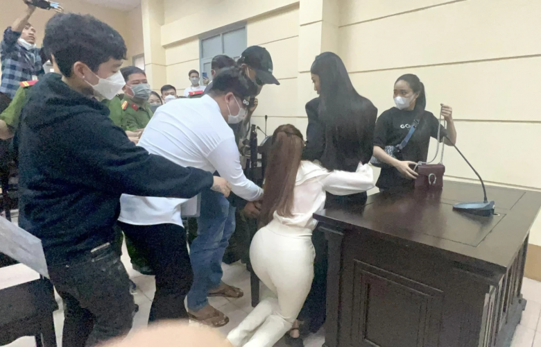 Khoảnh khắc Trang Nemo quỳ gối ôm lấy người kiện mình gửi lời xin lỗi cùng nhận về sự quan tâm lớn. Nhiều người dè bỉu chiếc quần quá bó sát, lại sáng màu phô trương vóc dáng quá đà.