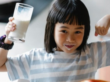 Muốn con cao lớn, cha mẹ đừng chỉ mải bổ sung canxi