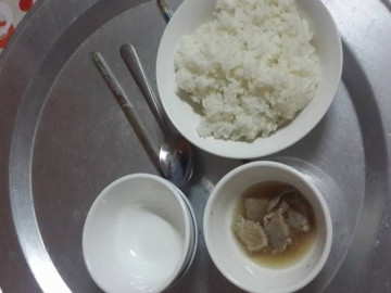 Gửi mẹ chồng 10 triệu/tháng mà cơm cữ đạm bạc, nhìn 2 mâm cơm trong bếp con dâu lịm người 