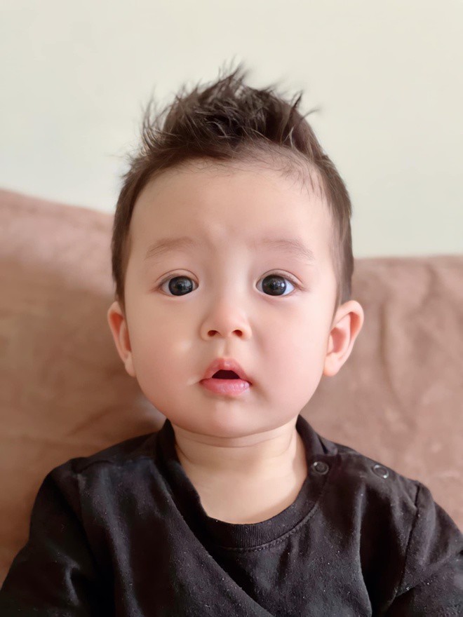 Cậu bé nhiều lần khiến trái tim dân tình tan chảy khi được bố Bằng Kiều cho lên sóng.