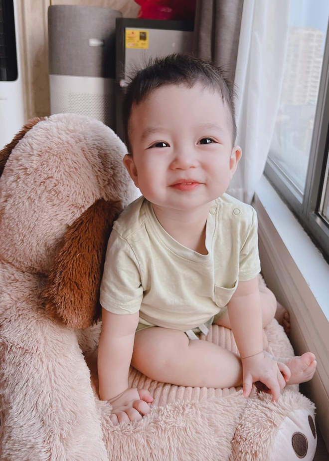 Con trai út của Bằng Kiều sau khi được bố công khai nhanh chóng trở thành sao nhí trên mạng xã hội nhờ ngoại hình cực đáng yêu.