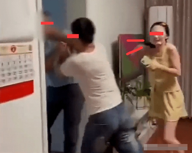 Đi làm về muộn thấy hàng xóm xì xầm, chồng ập vào nhà, phát hiện bí mật động trời của vợ - 2