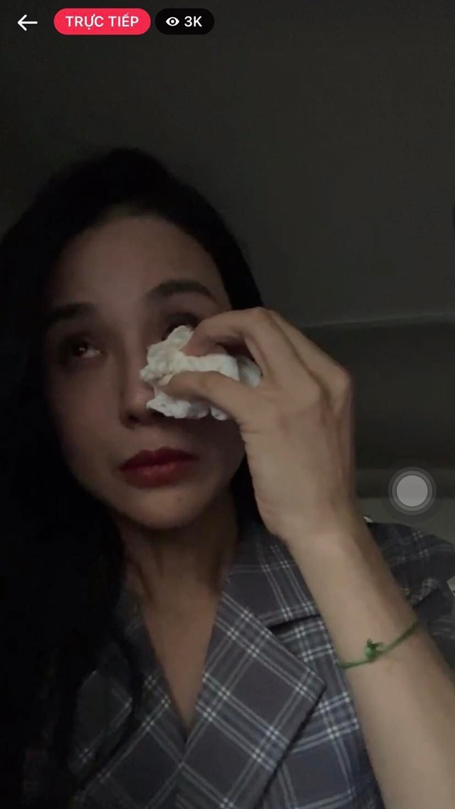 Diệp Lâm Anh khóc nức nở trên livestream vì bị chồng chặn xe, không thể đưa con về.