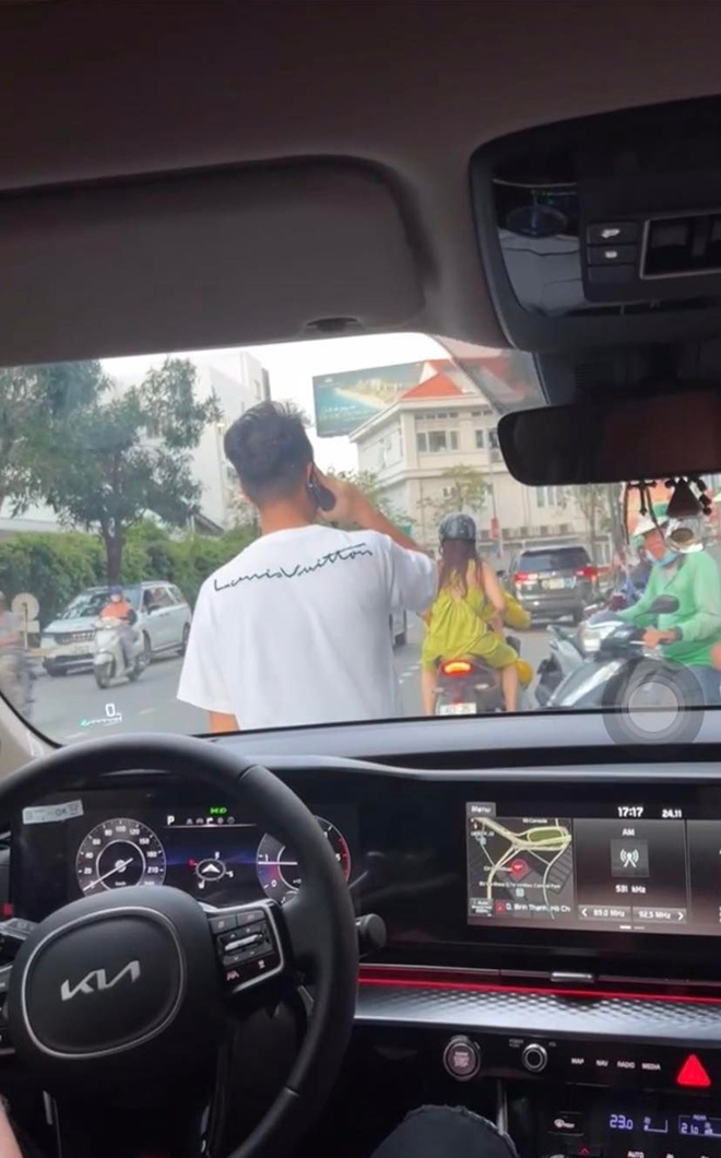 Mà anh có vẻ là không bình thường luôn. Lúc nãy bế con từ trong trường ra là muốn lấy ở trên tay mình rất là cương quyết, Diệp Lâm Anh kể trên livestream.