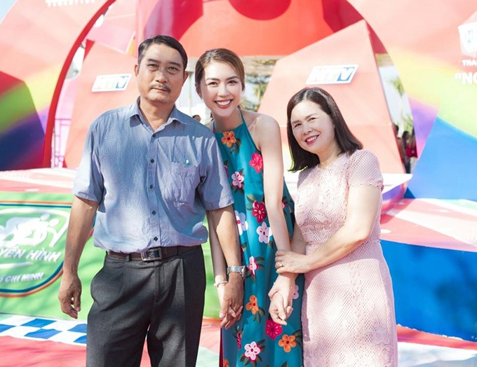 Chân dài nổi tiếng là người thông minh, profile học vấn chuẩn con nhà người ta.