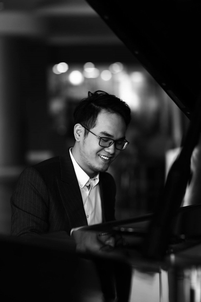  Nhờ bản hit Ghen Cô vy, Khắc Hưng được tạp chí âm nhạc hàng đầu thế giới khen ngợi.