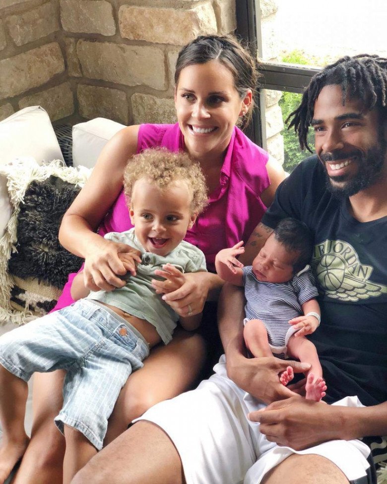 Gia đình nhà Mike Conley - siêu sao bóng rổ nổi tiếng tại Mỹ cũng từng nhận được nhiều lời chế giễu vì 2 con có màu da sáng không giống bố mẹ.