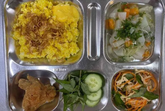 Khay thức ăn ngày 17-11-2022 được xét nghiệm, món cánh gà chiên có đến 3 loại vi khuẩn