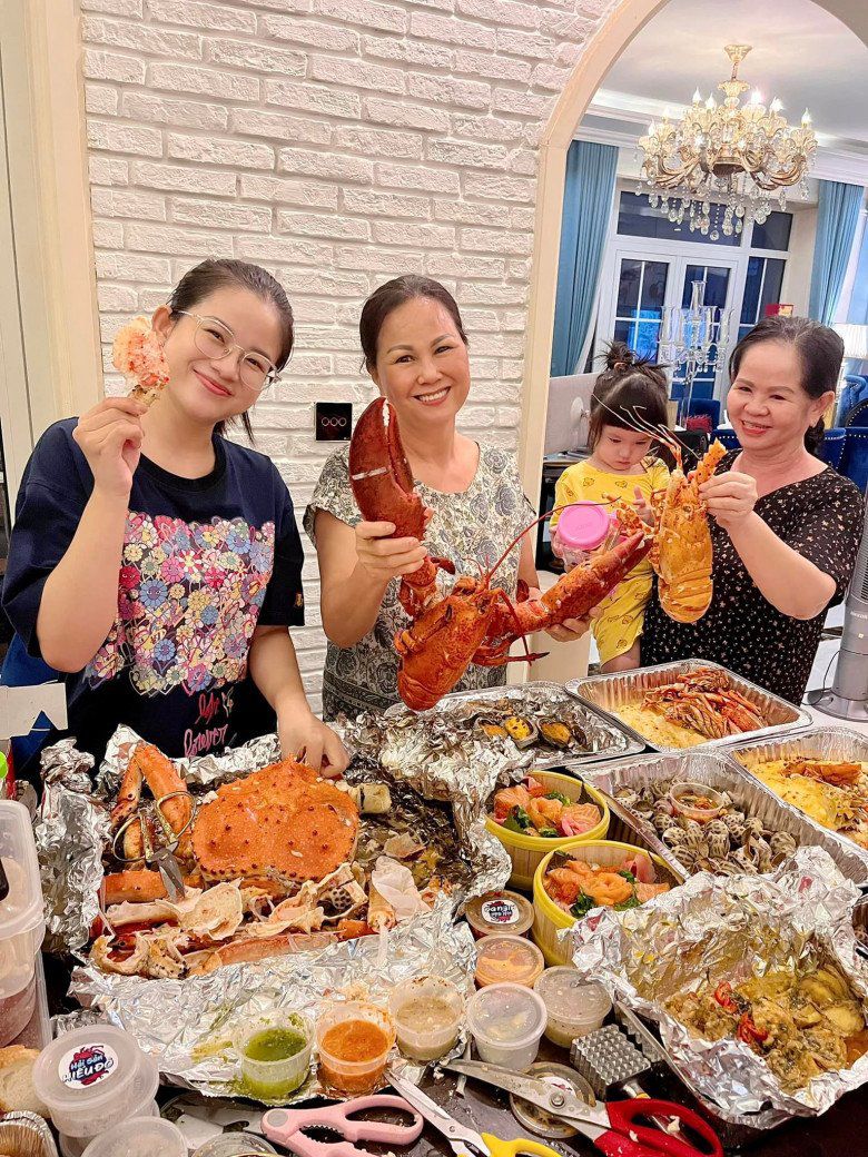 Mỗi con gái Đoàn Di Băng có 1 bảo mẫu riêng.