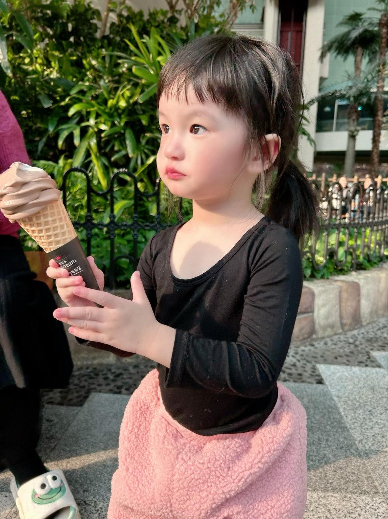 Trả lương 100 triệu đồng/tháng cho bảo mẫu, con bị bầm tím chân, chồng Đoàn Di Băng tức giận - 4