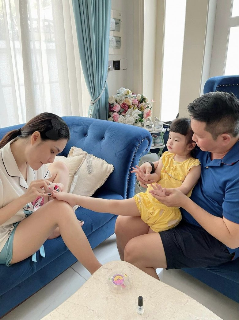 Trả lương 100 triệu đồng/tháng cho bảo mẫu, con bị bầm tím chân, chồng Đoàn Di Băng tức giận - 9