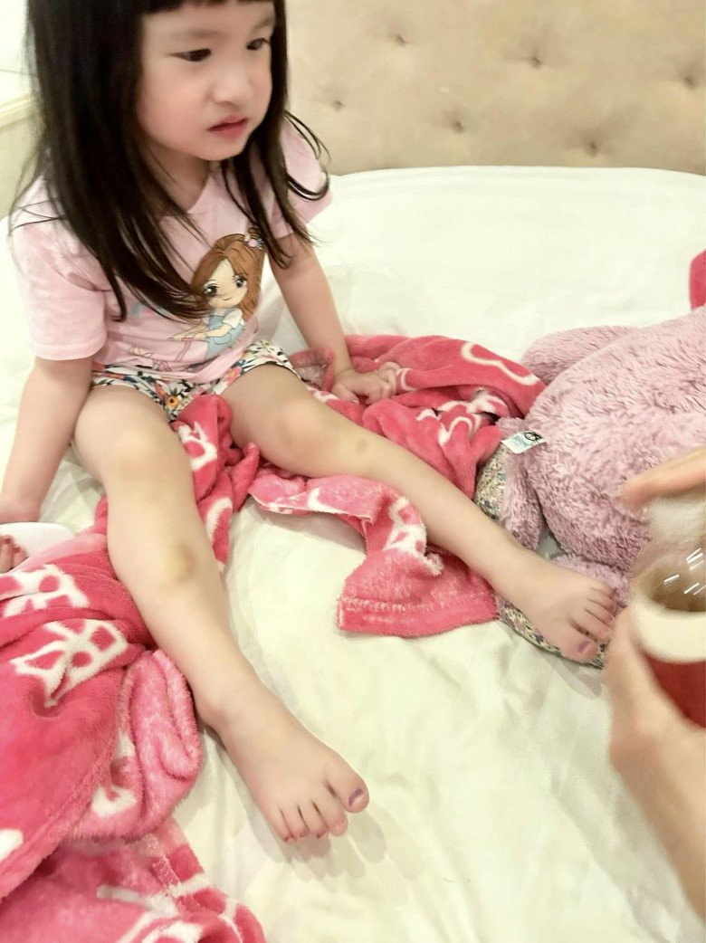 Trả lương 100 triệu đồng/tháng cho bảo mẫu, con bị bầm tím chân, chồng Đoàn Di Băng tức giận - 8