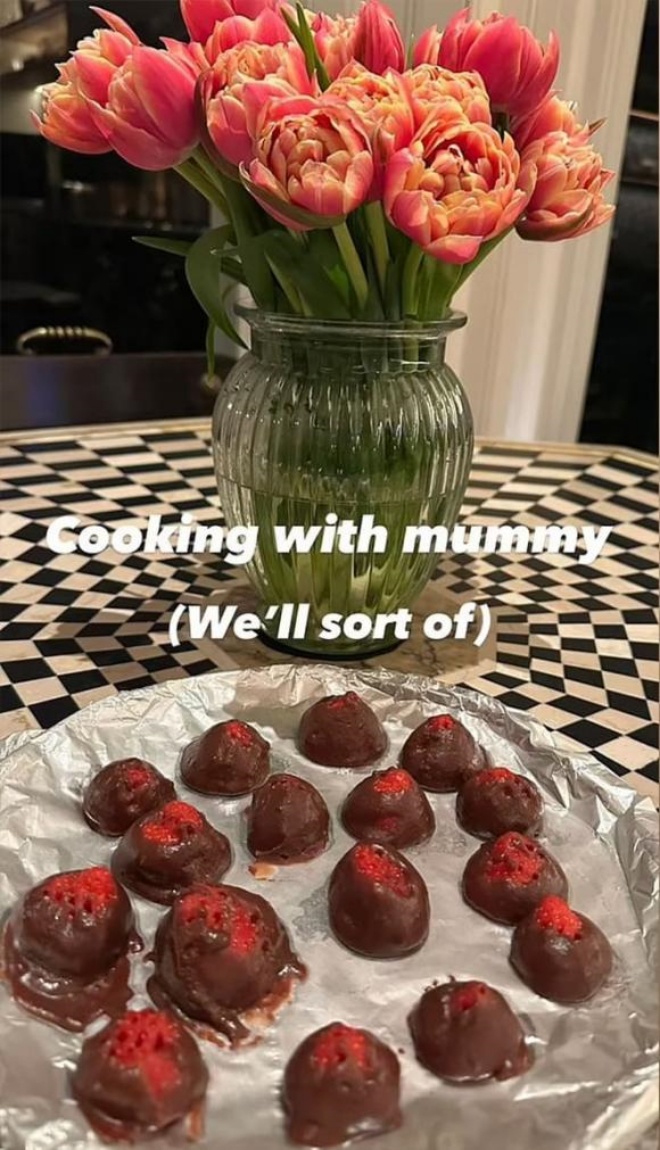 Mẹ con Victoria và Harper còn làm dâu phủ sô cô la cho cả nhà.